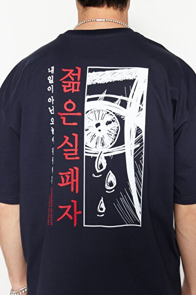 Kolekcia Trendyol Indigo oversize tričko s krátkym rukávom zo 100 % bavlny s potlačou na chrbte TMNSS23TS00156