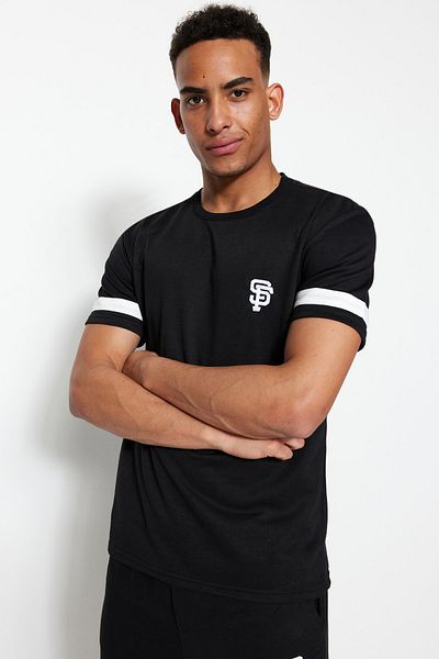 Trendyol Collection Haftowany czarny dres – T-shirt i spodenki o regularnym kroju TMNSS21EM0077