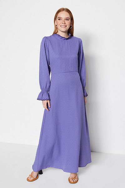Trendyol Modest Hellviolettes Kleid aus strukturiertem Stoff mit Stehkragen und Stickereien TCTSS23EB00268