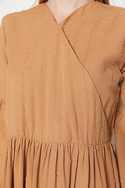 Trendyol Modest Tkané šaty s dvojitým límcem s velbloudí texturou TCTSS23EB00296
