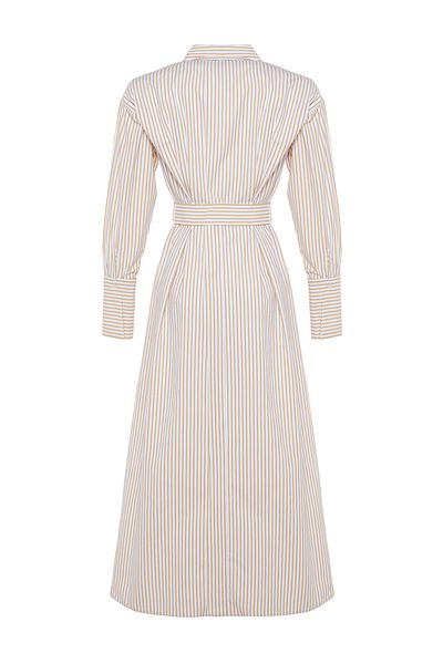 Trendyol Modest Beiges gewebtes Kleid mit Streifen, Gürtel, breiten Manschetten und halber Knopfleiste TCTSS23EB00256