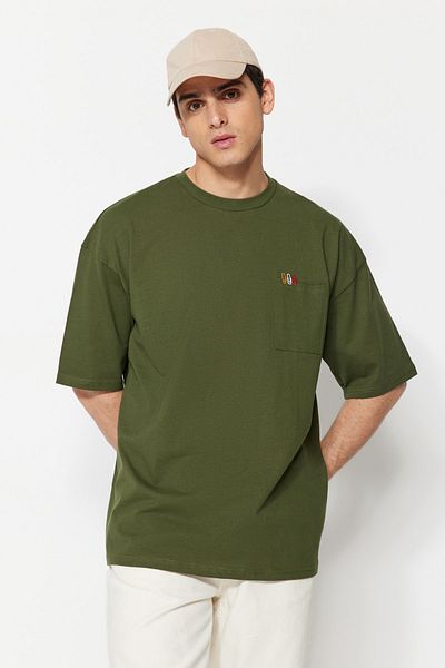 Trendyol Collection Βαμβακερό μπλουζάκι κεντημένο με κεντημένο συνδετήρα τσέπης χακί χρώματος - TMNSS23TS00100