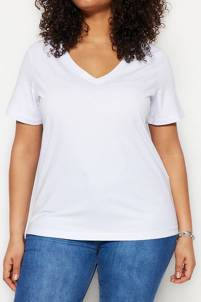 Trendyol Curve Weißes Basic-T-Shirt mit V-Ausschnitt, 100 % Baumwolle – TBBSS22BF0028