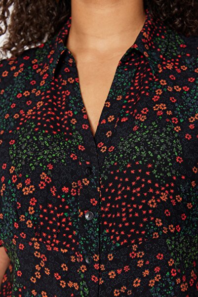 Trendyol Curve Μαύρο λουλουδάτο μοτίβο υφασμένο πουκάμισο φόρεμα TBBSS23AH00039