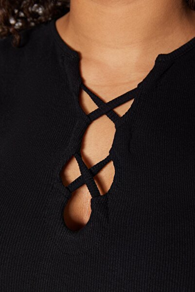 Trendyol Curve Detailní pletené šaty s černým křížovým výřezem s nulovým rukávem TBBSS23AH00073