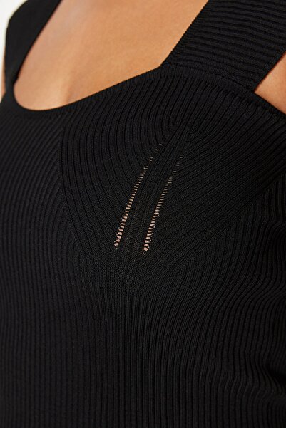 Trendyol Curve Tenká pletená halenka s výstřihem Black Sweetheart TBBSS23AF00021