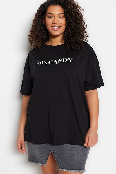 Trendyol Curve Bedrucktes T-Shirt mit Rundhalsausschnitt und weiter Passform – 100 % Baumwolle TBBSS23BF00015