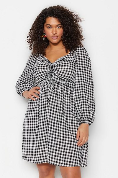 Trendyol Curve Μαύρο και άσπρο Φόρεμα με ύφανση Gingham που ανοίγει στη μέση TBBSS23AH00094