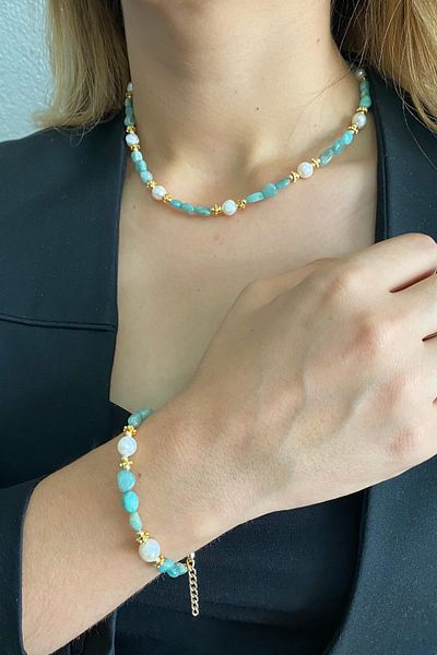 Suerte Accessories مجموعة سوار وقلادة من حجر الزبرجد الطبيعي من لؤلؤ مايوركا مصنوعة يدويًا بتصميم خاص
