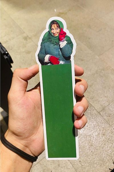 Namgo Semn de carte roz din cartierul Paradise cu haină verde