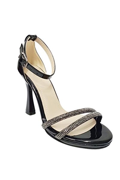 GİZEM Γυναικεία σανδάλια 803 από λουστρίνι με τετράγωνο τακούνι και πέτρες