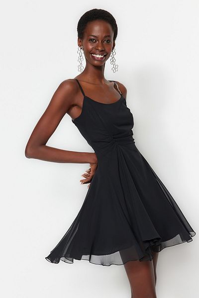 Trendyol Collection Schwarzes, kurz geschnittenes, mit A-Linie gefüttertes, gewebtes Chiffon-Abendkleid für den Abschlussball TPRSS23EL00033