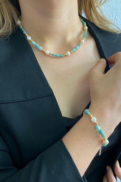 Suerte Accessories مجموعة سوار وقلادة من حجر الزبرجد الطبيعي من لؤلؤ مايوركا مصنوعة يدويًا بتصميم خاص