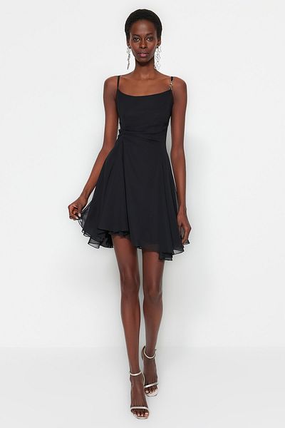 Trendyol Collection Schwarzes, kurz geschnittenes, mit A-Linie gefüttertes, gewebtes Chiffon-Abendkleid für den Abschlussball TPRSS23EL00033