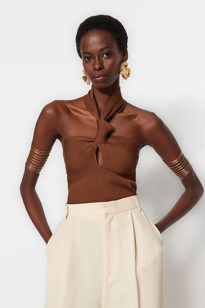 Trendyol Collection Καφέ πλεκτό μπλούζα με παράθυρο σωλήνωσης/λεπτομέρεια αποκοπής TPRSS23BZ00039