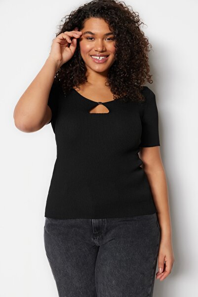 Trendyol Curve Μαύρη λεπτή πλεκτή μπλούζα που αγκαλιάζει το σώμα με κομμένη λεπτομέρεια TBBSS23AF00022