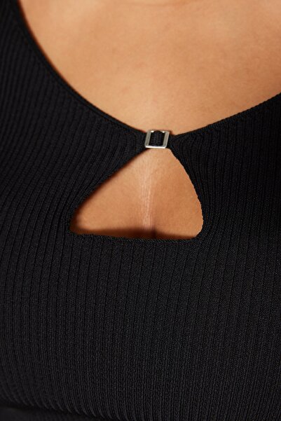 Trendyol Curve Μαύρη λεπτή πλεκτή μπλούζα που αγκαλιάζει το σώμα με κομμένη λεπτομέρεια TBBSS23AF00022