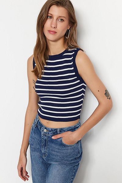 Trendyol Collection Marineblaue, kurze, gestreifte, dünne Strickbluse TWOSS23BZ00584