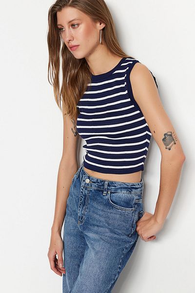 Trendyol Collection Marineblaue, kurze, gestreifte, dünne Strickbluse TWOSS23BZ00584