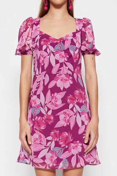 Trendyol Collection Fioletowa szyfonowa sukienka w kształcie litery A z mini podszewką w kwiaty TWOSS22EL2168