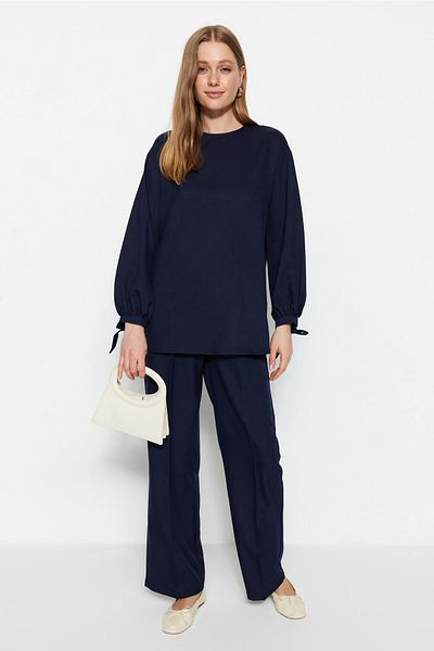 Trendyol Modest Námornícka modrá súprava tkaných krepových tuniek a nohavíc TCTSS23US00028