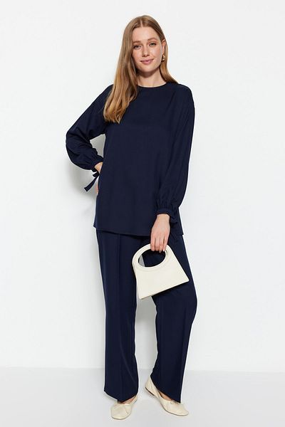 Trendyol Modest Námornícka modrá súprava tkaných krepových tuniek a nohavíc TCTSS23US00028