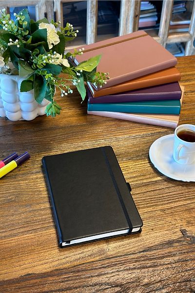 Victoria's Journals Venzi Caiet cu copertă rigidă elastică nedatat cu frunze groase punctate 14x20 cm negru