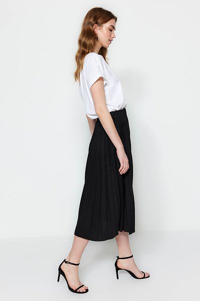 Trendyol Collection Černá rozšířená střední pletená sukně s vysokým pasem a vysokým pasem TWOSS23ET00048