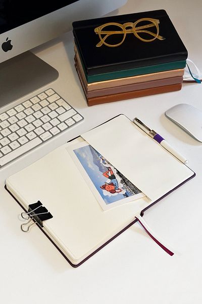 Victoria's Journals Venzi Hard Cover Elastic Non-Dated Thick Leaf Dotted Notebook 15x21 Cm (a5) Wine