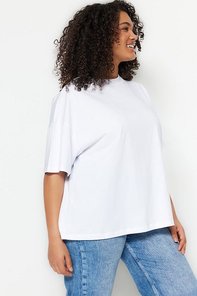 Trendyol Curve Weißes T-Shirt mit geripptem Kragen und weiter Passform – 100 % Baumwolle, Basismodell TBBSS23BF00017