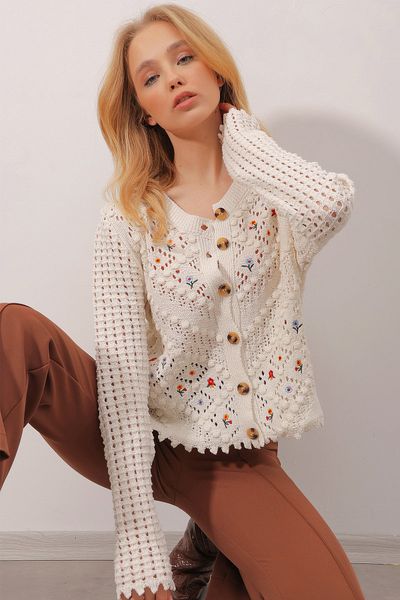Trend Alaçatı Stili Cremefarbene Strickjacke mit Rundhalsausschnitt, Lochmuster und Stickereien für Damen im nostalgischen Stil ALC-X9897