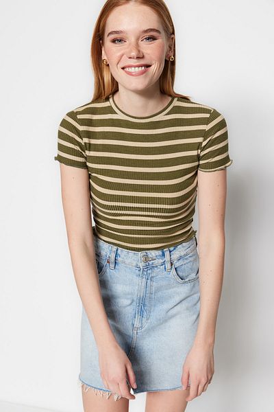 Trendyol Collection Χακί ριγέ Baby Overlock Λεπτομερής Εφαρμογή Crop Πλεκτή Μπλούζα με ραβδώσεις TWOSS23BZ00506