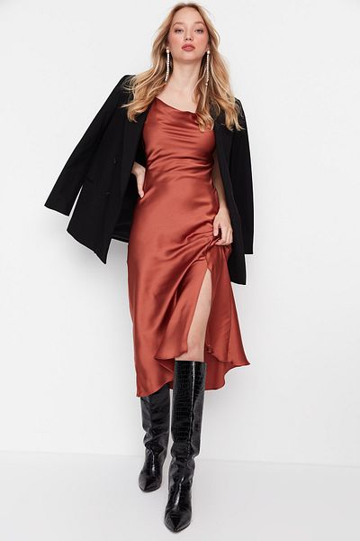 Trendyol Collection Βραδινό φόρεμα με μπρούτζινο υφαντό σατέν TPRSS19BB0058