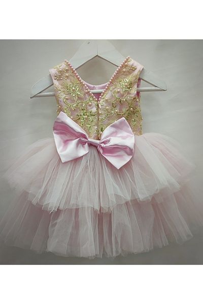 MODA NUR . 1 έτους, ροζ, φόδρα, τούλινη φούστα, λεπτομέρεια μεγάλου φιόγκου στην πλάτη, κλείσιμο με φερμουάρ