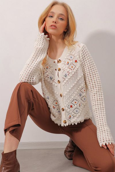 Trend Alaçatı Stili Cremefarbene Strickjacke mit Rundhalsausschnitt, Lochmuster und Stickereien für Damen im nostalgischen Stil ALC-X9897