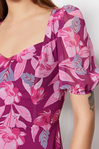 Trendyol Collection Fioletowa szyfonowa sukienka w kształcie litery A z mini podszewką w kwiaty TWOSS22EL2168