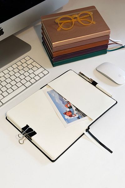 Victoria's Journals Venzi Caiet cu copertă rigidă elastică nedatat cu frunze groase punctate 14x20 cm negru