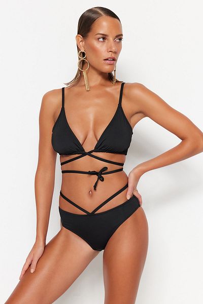 Trendyol Collection Schwarze paspelierte Bikinihose mit normalem Beinausschnitt TBESS23BA00289