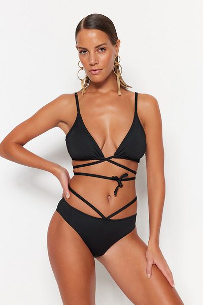 Trendyol Collection Schwarze paspelierte Bikinihose mit normalem Beinausschnitt TBESS23BA00289