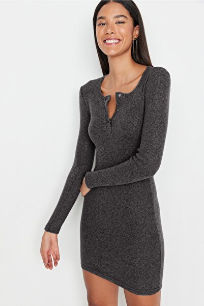 Trendyol Collection Antracitový detail na zapínání Vypasovaný čtvercový límec Mini žebrovaný Flexibilní pletené tužkové šaty TWOAW23EL01393