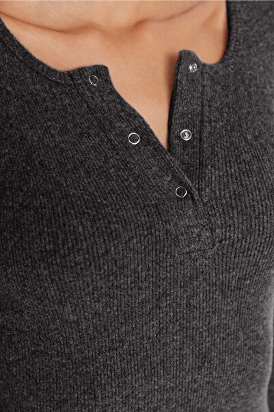 Trendyol Collection Antracitový detail na zapínání Vypasovaný čtvercový límec Mini žebrovaný Flexibilní pletené tužkové šaty TWOAW23EL01393