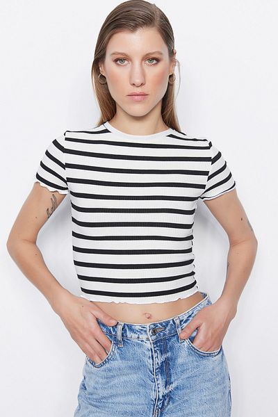 Trendyol Collection Λευκή ριγέ Baby Overlock Λεπτομερής Εφαρμογή Crop Πλεκτή Μπλούζα με ραβδώσεις TWOSS23BZ00506