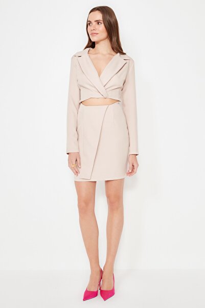 Kolekcia Trendyol Krátke štýlové tkané večerné šaty – kamenné dvojradové okno, detail výrezu TPRSS22EL0592