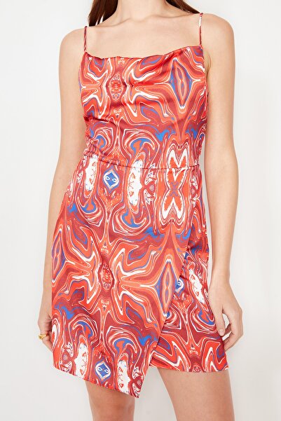 Trendyol Collection Saténové krátké večerní šaty s límečkem Degaje - barevné TPRSS22EL2034