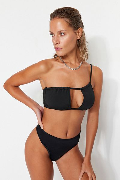 Trendyol Collection Μαύρο μπικίνι με έναν ώμο με κόψιμο/παράθυρο TBESS23BU00339