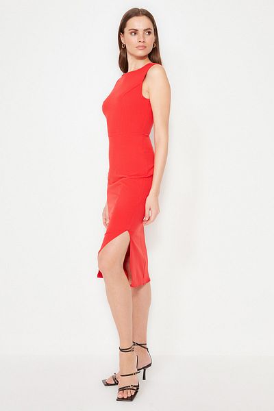 Trendyol Collection Rotes rückenfreies Abendkleid TPRSS21EL0023
