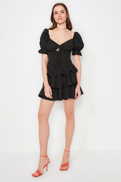 Trendyol Collection Schwarzes, kurz geschnittenes, schickes Abendkleid aus gewebtem Popeline mit Volants in A-Linie / Mini-Abendkleid für den Abschluss TPRSS22EL2098