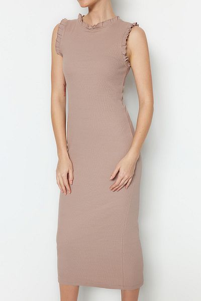 Trendyol Collection Norkový volán Detailní žebrovaný bodycone/tělový střih Midi Smart Stretch Pletené tužkové šaty TWOSS22EL1569