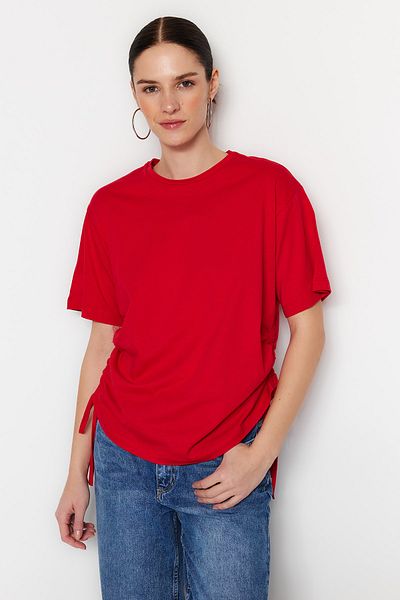 Trendyol Collection Piros, túlméretezett húzózsinór részletesen kidolgozott nyakú póló - 100% pamut Hátsó Nyomtatott Twoss23ts00150
