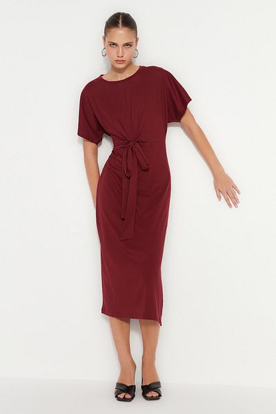 Trendyol Collection Burgunderrotes, tailliertes Midi-Bleistiftkleid aus 100 % Baumwolle mit Schlitz und Bindedetail TWOSS21EL0404